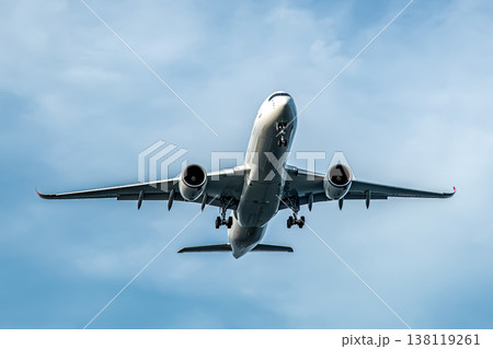 離陸して目的地へ向かう飛行機 離陸して目的地へ向かう飛行機 138119261