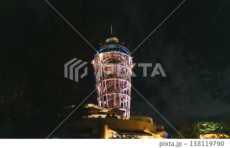 夜空に輝くライトアップされた展望塔と螺旋階段 138119790
