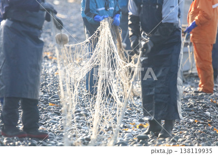 網を片付ける漁師 網を片付ける漁師 138119935