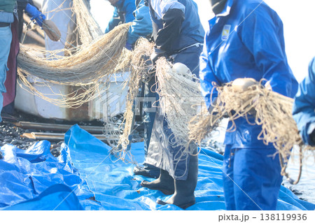 網を片付ける漁師 138119936