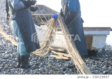 網を片付ける漁師 138119937