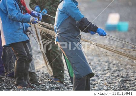 海岸から網を引く漁師 海岸から網を引く漁師 138119941