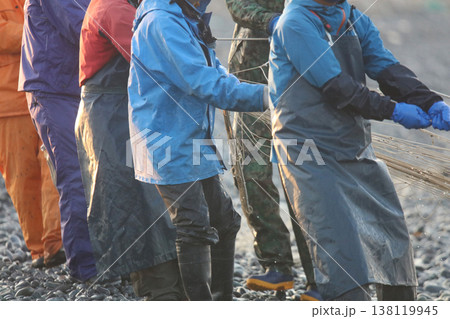 海岸から網を引く漁師 138119945