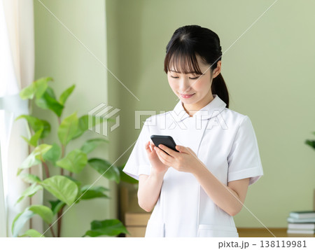スマホを操作する看護師 138119981
