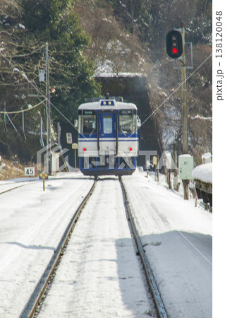 雪景色の中を走り去っていくローカル列車の後部 雪景色の中を走り去っていくローカル列車の後部 138120048