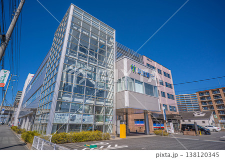 筑波銀行守谷支店のガラス張りの外観と周辺の街並み【茨城県守谷市中央】 筑波銀行守谷支店のガラス張りの外観と周辺の街並み【茨城県守谷市中央】 138120345