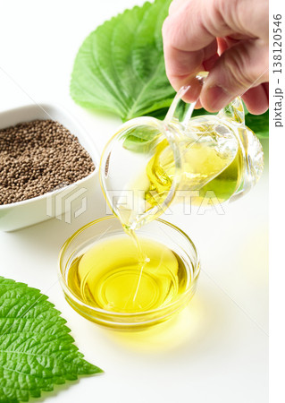 えごま油を小皿に注ぐ 138120546