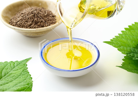 えごま油を小皿に注ぐ 138120558