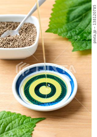 えごま油を小皿に注ぐ えごま油を小皿に注ぐ 138120785