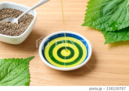 えごま油を小皿に注ぐ えごま油を小皿に注ぐ 138120787