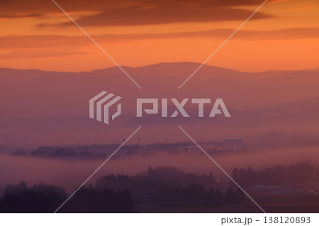 朝霧に包まれた街並み 138120893