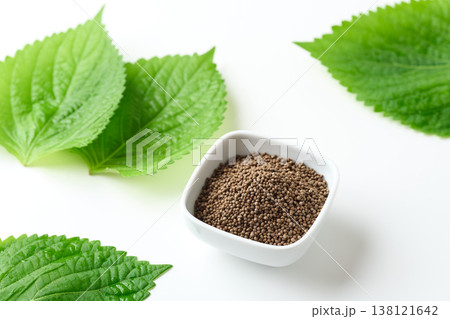 小皿に盛ったえごま 138121642