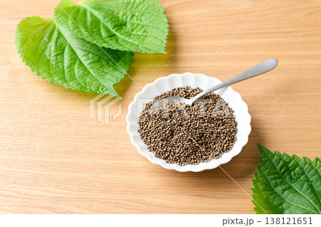 小皿に盛ったえごま 138121651