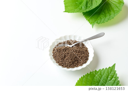 小皿に盛ったえごま 138121653