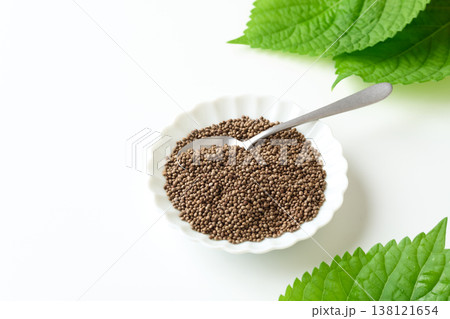 小皿に盛ったえごま 138121654