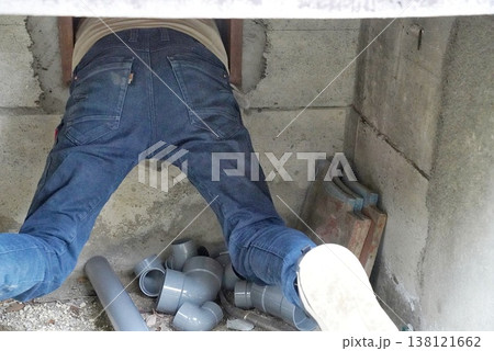 住宅の点検作業で換気口から潜り込む様子 138121662