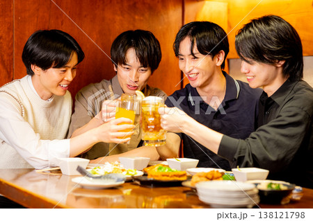 居酒屋で乾杯する大学生 138121798