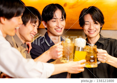 居酒屋で乾杯する大学生 138121800
