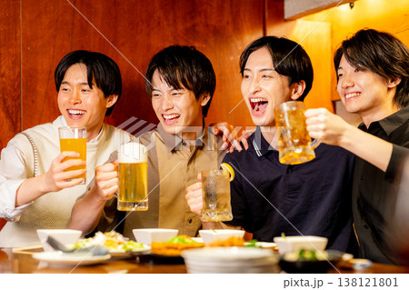居酒屋で乾杯する大学生 居酒屋で乾杯する大学生 138121801