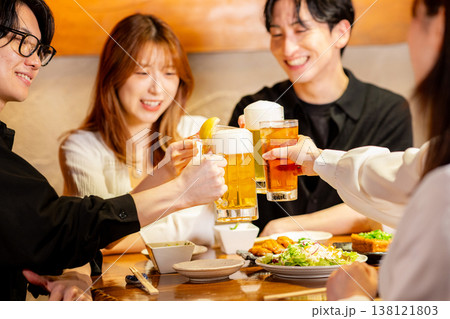居酒屋で乾杯する男女 138121803