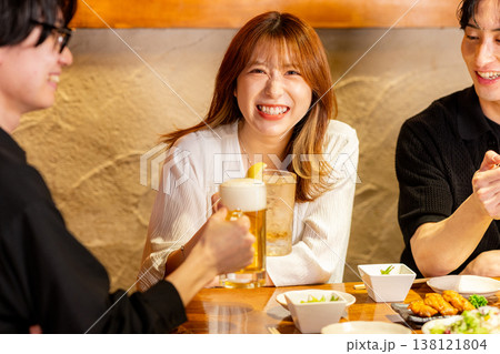 居酒屋で乾杯する男女 138121804