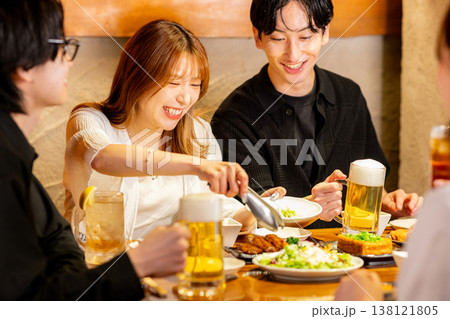 居酒屋で乾杯する男女 138121805