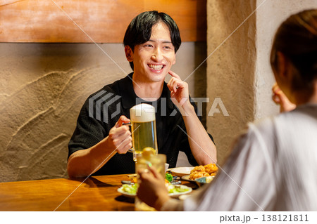 居酒屋で食事する男女 居酒屋で食事する男女 138121811