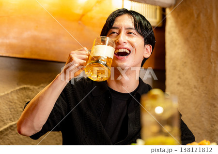 ビールを飲む男性 138121812