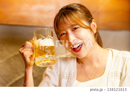 笑顔でビールを飲む女性 笑顔でビールを飲む女性 138121813