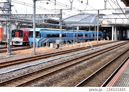 小田原駅に停車する小田急線車両と通過するロマンスカー 138121885