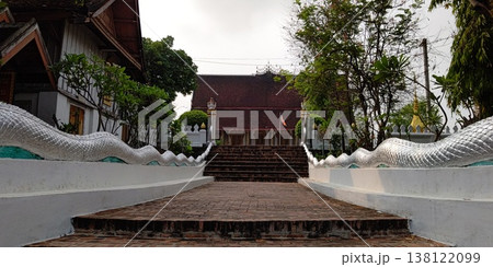 ワット・マハータート入口の階段から中へ【ラオス・ルアンパバーン】 138122099