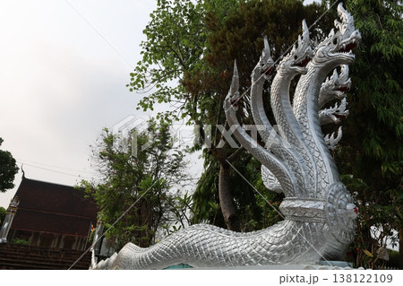ワット・マハータート入口にあるナーガ【ラオス・ルアンパバーン】 138122109