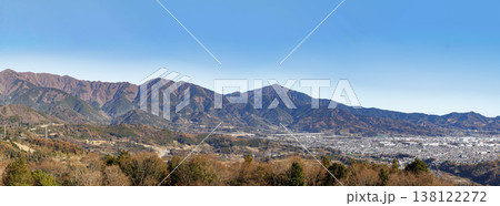 足柄平野と丹沢の山々を一望する冬の広大なパノラマ風景 138122272