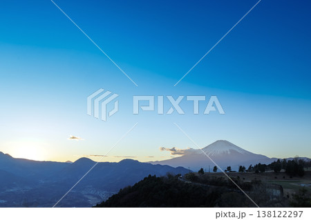 マジックアワーに浮かび上がる富士山のシルエット マジックアワーに浮かび上がる富士山のシルエット 138122297