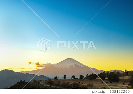 マジックアワーに浮かび上がる富士山のシルエット 138122299