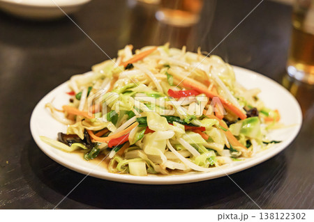 湯気が食欲をそそる居酒屋の本格野菜炒め 湯気が食欲をそそる居酒屋の本格野菜炒め 138122302