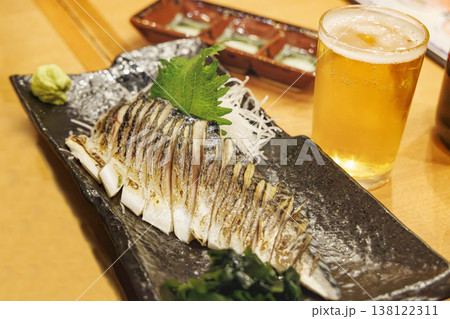 本格的な炙りしめ鯖とビールが並ぶ和風セット 138122311