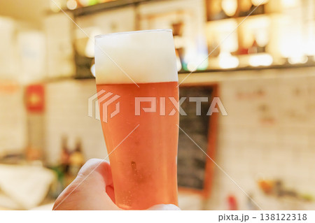クリーミーな泡が立つ冷えたクラフトビール 138122318