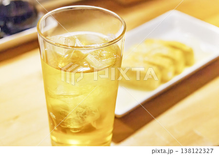 氷がたっぷり入った冷たい緑茶ハイとだし巻き卵 氷がたっぷり入った冷たい緑茶ハイとだし巻き卵 138122327