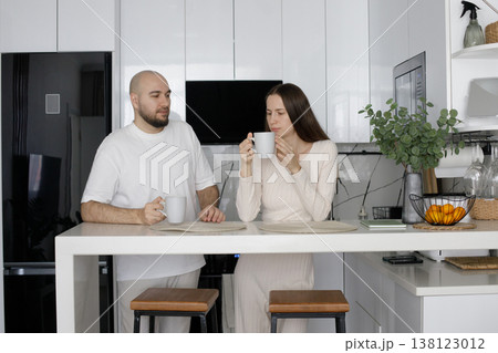 Healthy young couple drinking coffee in domestic kitchen 138123012
