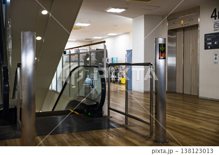 ショッピングモールの自動運転エスカレーター 138123013