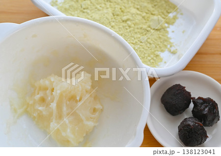 白玉粉と砂糖と水を入れてレンジ加熱 白玉粉と砂糖と水を入れてレンジ加熱 138123041