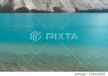 ボウ湖の輝く美しいターコイズブルー 138123087