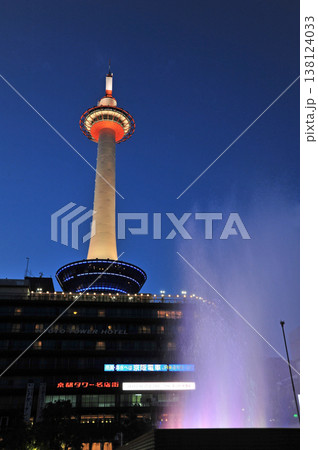 ライトアップされた夜の京都タワー ライトアップされた夜の京都タワー 138124033