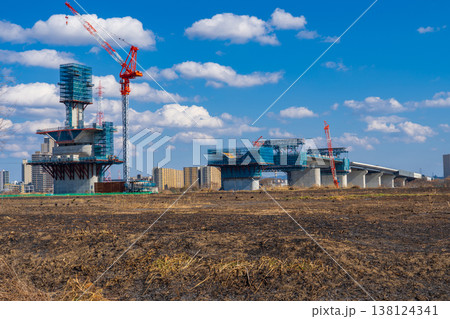 大阪府　鵜殿のヨシ焼き跡と新名神高速道路　淀川右岸の斜張橋塔工事　2026年2月 138124341