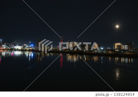 深夜の静寂に包まれたウォーターフロントのビル群とリフレクション 138124914