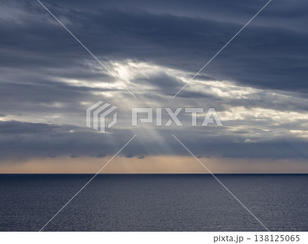 海に降り注ぐ天使の梯子 海に降り注ぐ天使の梯子 138125065
