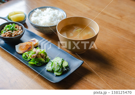 木のテーブルに並ぶ和朝食の定食 ご飯と味噌汁と納豆と小鉢ときゅうりしらす 木のテーブルに並ぶ和朝食の定食 ご飯と味噌汁と納豆と小鉢ときゅうりしらす 138125470