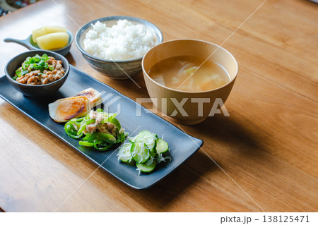 納豆のある和朝食セット 木のテーブルにご飯と味噌汁と小鉢とおかずを並べた朝ごはん 138125471