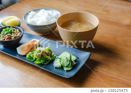 コピースペースのある和朝食 ご飯と味噌汁と納豆と小鉢の朝ごはん 138125473